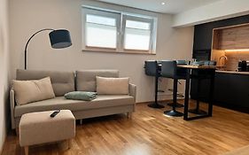 1,5-Zimmer, Top ausgestattet, 4 Pers, Souterrain, Self Check-in, Parkplatz, Netflix&Amazon Prime